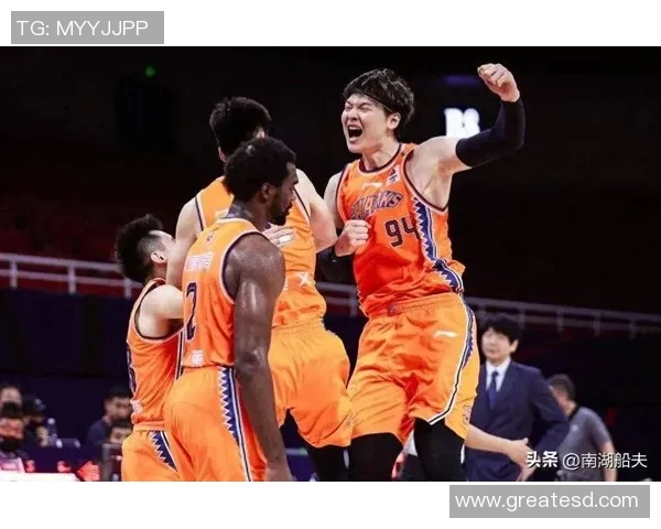 上海男篮与深圳队激战第四场争夺季后赛晋级关键胜利